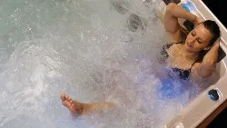 Купание в спа бассейне с противотоком зимой!